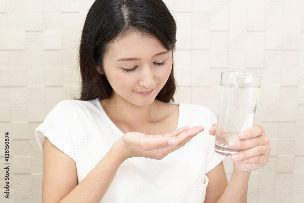 サプリメントを飲む女性 サプリメントを飲む女性