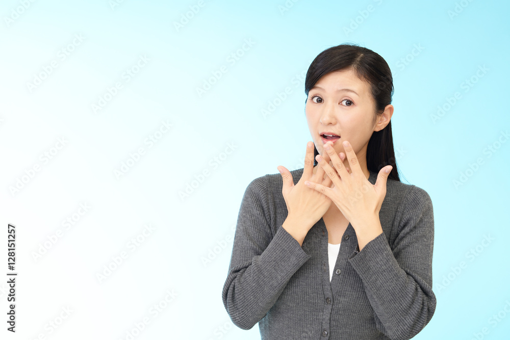 驚く女性