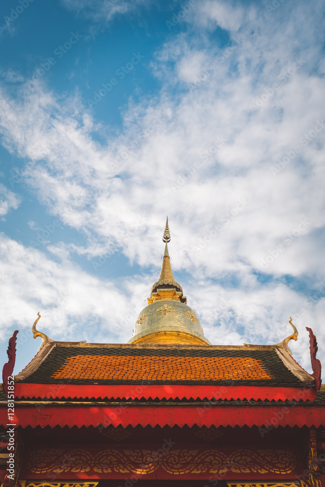 Fototapeta premium Temple in Chiang Mai during the paper lantern festival