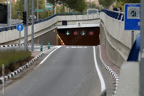 SEÑALES DE TRÁFICO EN LA ENTRADA A UN TUNEL DE LA M30 MADRID
