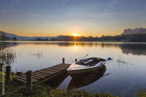 Reflection of sunrise on water © hannesthirion