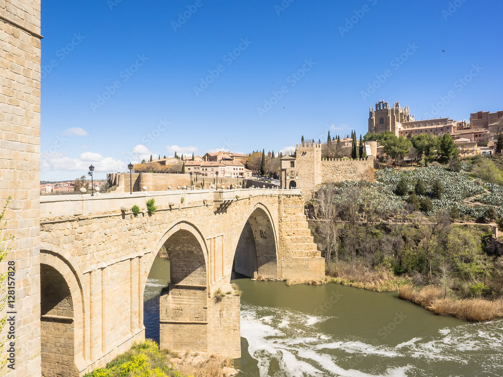 Brücke, Fluss und Kloster in Toledo, Spanien