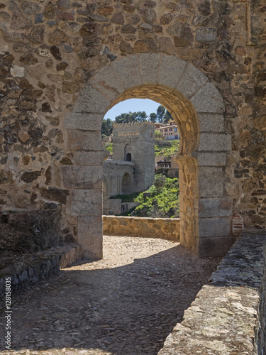 Torbogen mit Blick auf die Br  cke San Martin  Toledo  Spanien