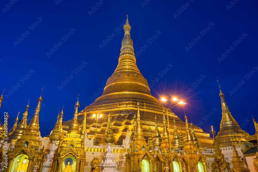 Fototapeta premium Shwedagon pagoda after sunset, Yangon city