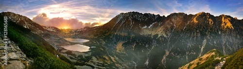 Obraz na płótnie Panoramic view of the five lakes valley in tatra mountain