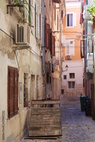 Fototapeta Naklejka Na Ścianę i Meble -  Via di Pirano con carretto