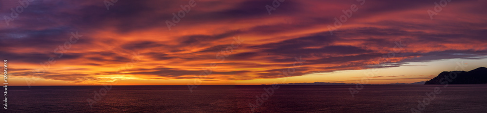 tramonto sul mare in Liguria
