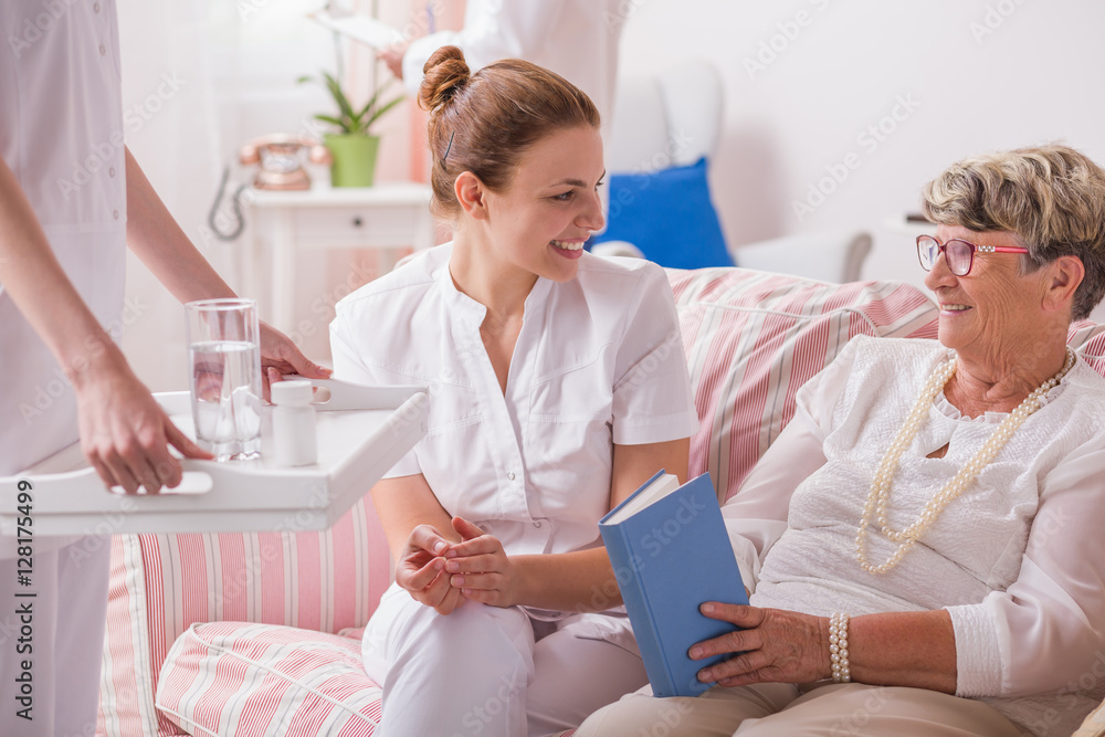 Obraz premium Caregiver with medicines for elderly patient