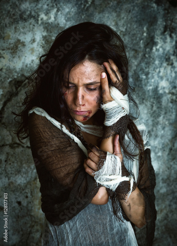 Cuadro en lienzo Abused and poor