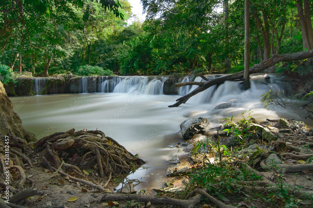 Naklejka premium Thai waterfall name 'Jedsaonoi'