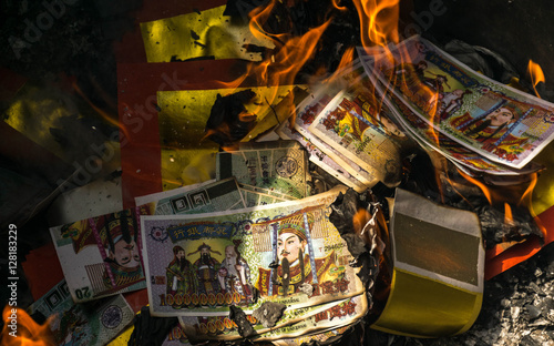 Burn paper money, paper gold to the deceased. Which is the cultu