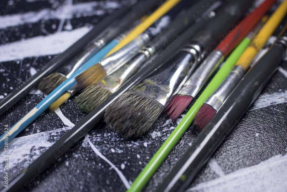 Obraz premium paint brush on grungy black and white acrylic paint canvas