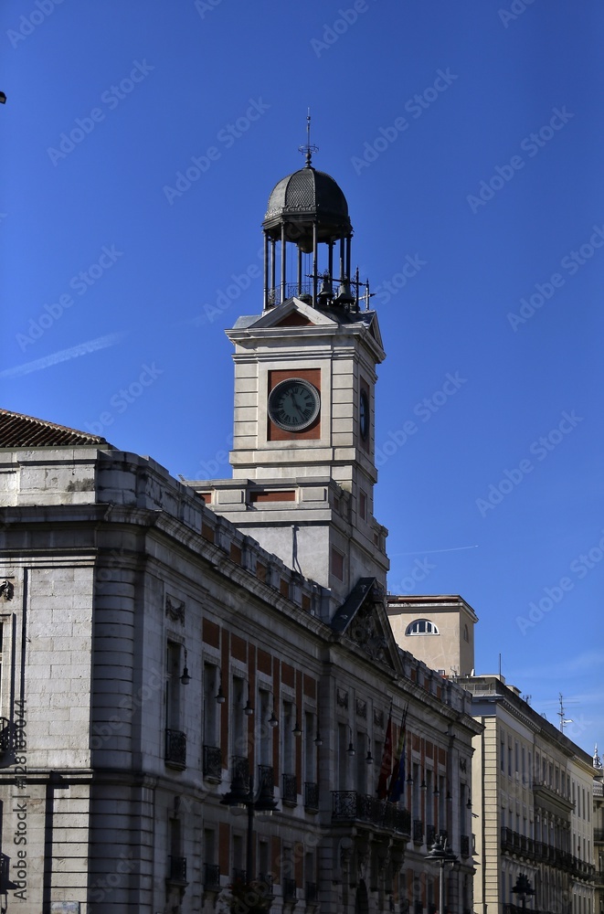 Reloj de Gobernación o de la Puerta del Sol, de torre en un templete sobre la Casa de Correos, inaugurado en el año 1866 por la reina Isabel II.

