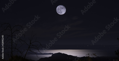 Notte di luna piena sul lago