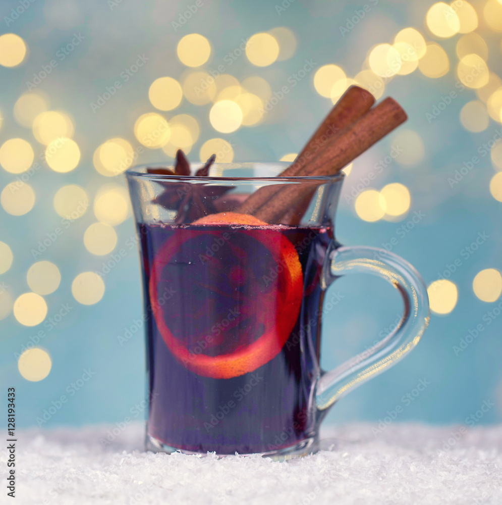leckerer Glühwein mit festlicher Dekoration Stock-Foto | Adobe Stock