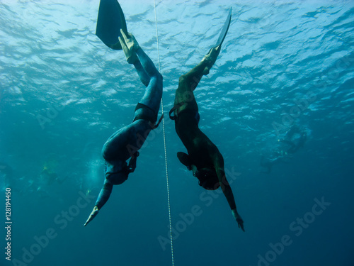 Two freedivers make simultaneous dive in Bue Hole