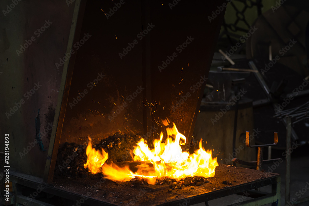 Obraz premium The blacksmith making flames in smithy