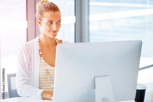 Elegant office worker Free Download Elegant office worker - GFXLoad