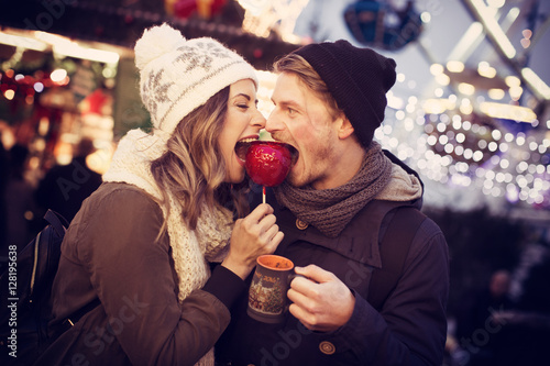 Paar isst gemeinsam einen Liebesapfel