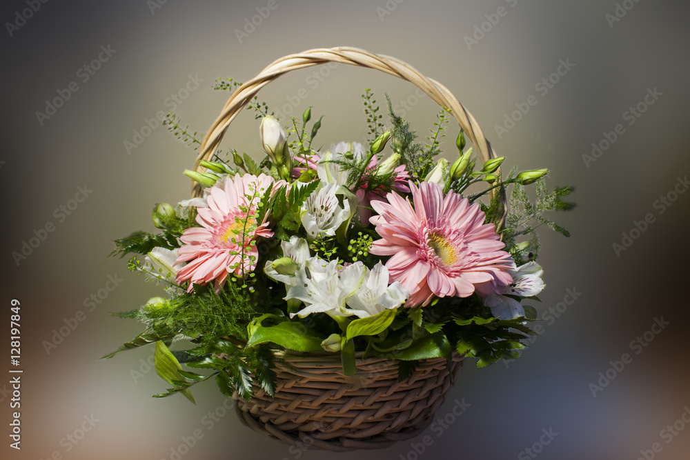 Букет из цветов в корзине на сером фоне