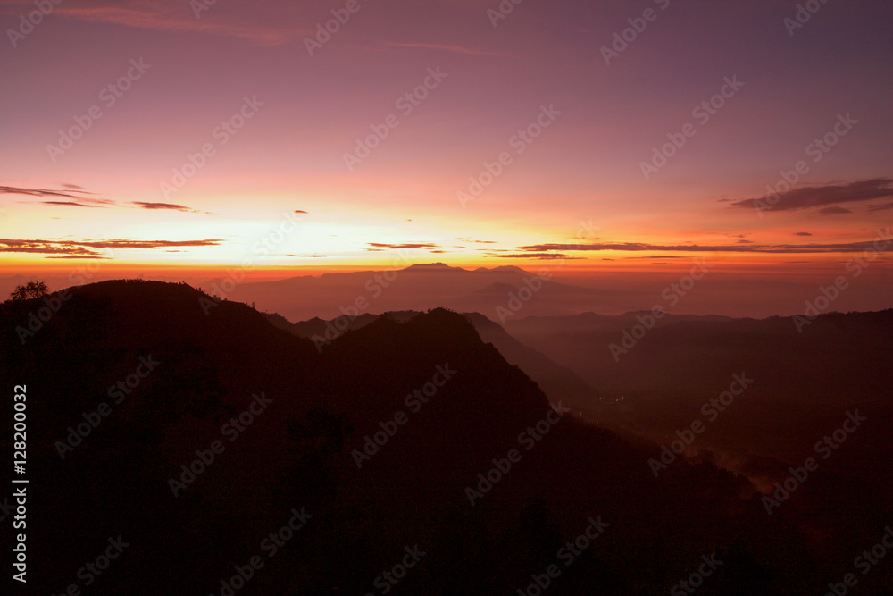 Naklejka premium piękny wschód słońca ze słynnej dzielnicy Bromo, szczyt Pananjakan
