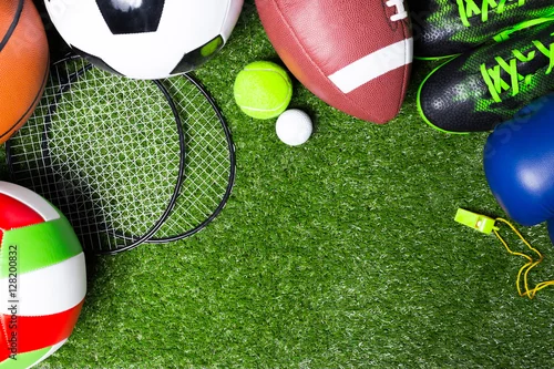 Obraz Różne narzędzia sportowe na trawie