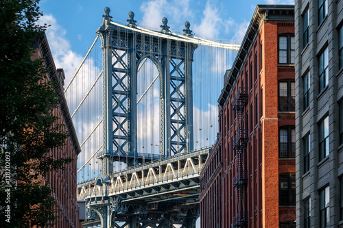 The Manhattan Bridge and a Brooklyn street sidelined by old red brick buildings © kmiragaya