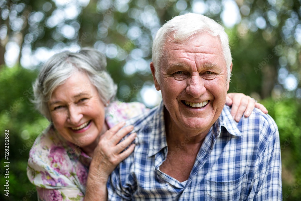 Ταπετσαρία Portrait of senior couple laughing in back yard