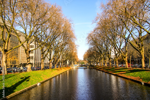 Königsallee Düsseldorf Kö Graben bei Sonnenschein