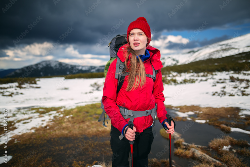 Obraz premium Shot of a young woman looking at the landscape while hiking in the mountains Lifestyle hiking concept