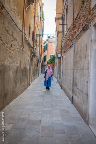 Muslim traditional woman visiting old city Venice in Italy © Jasmin Merdan