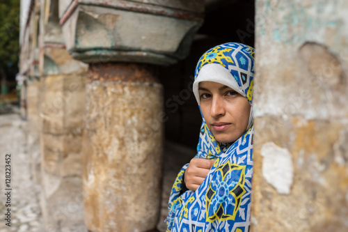 Foto Muslim traditional woman visiting old historical city