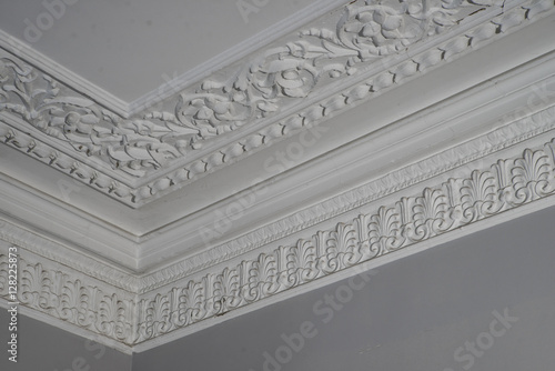 Photos Retro moldings on the ceiling around the room.