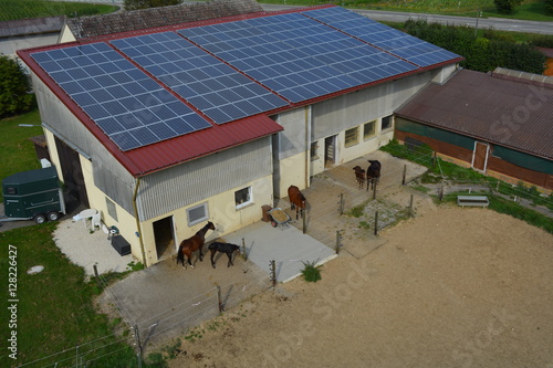 Fototapeta Naklejka Na Ścianę i Meble -  Pferdestall mit Solaranlage