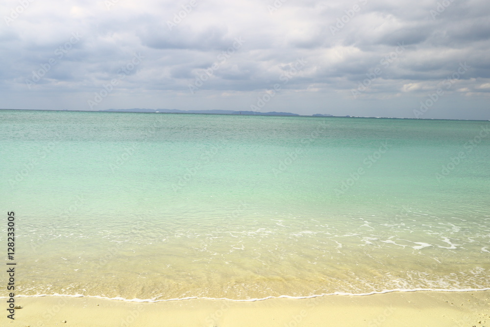 Fototapeta premium 美らSUNビーチの透き通る海と対照的な曇り空