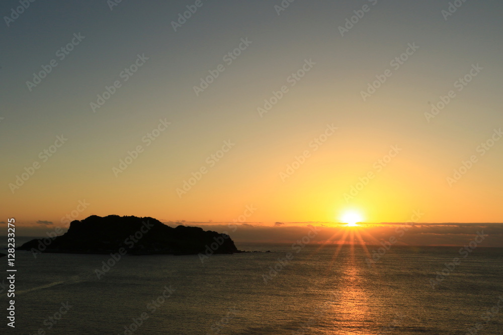 日が昇る築島の海　宮崎県串間市