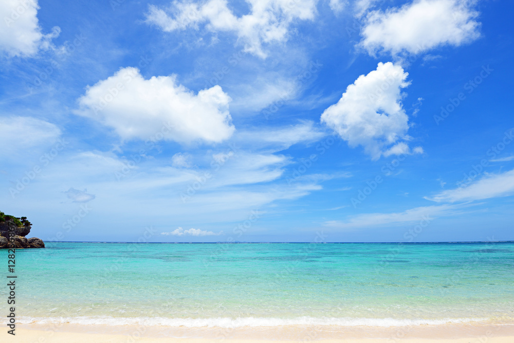 沖縄の美しい海とさわやかな空