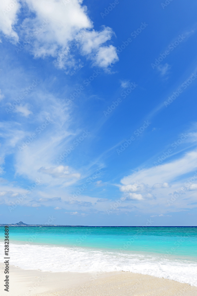 沖縄の美しい海とさわやかな空