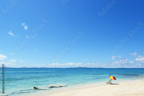 沖縄の美しい海とビーチパラソル © Liza5450