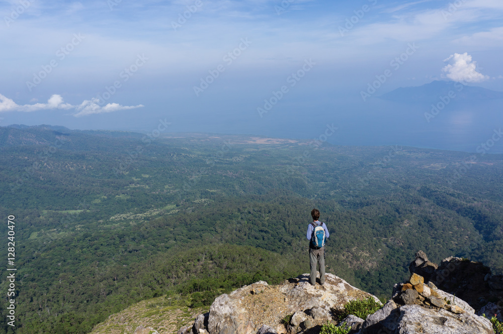 Vue sur la baie de Maumere pendant l'ascension du Mont Egon, Flores, Indonésie