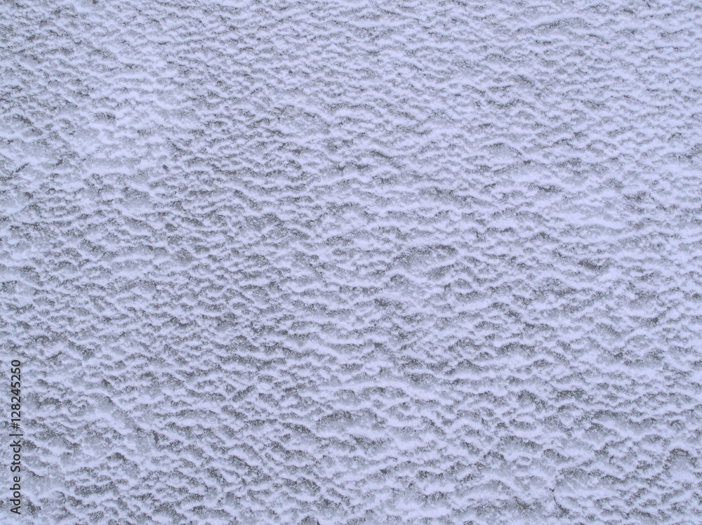 壁面に吹き付けられた雪 壁面に吹き付けられた雪