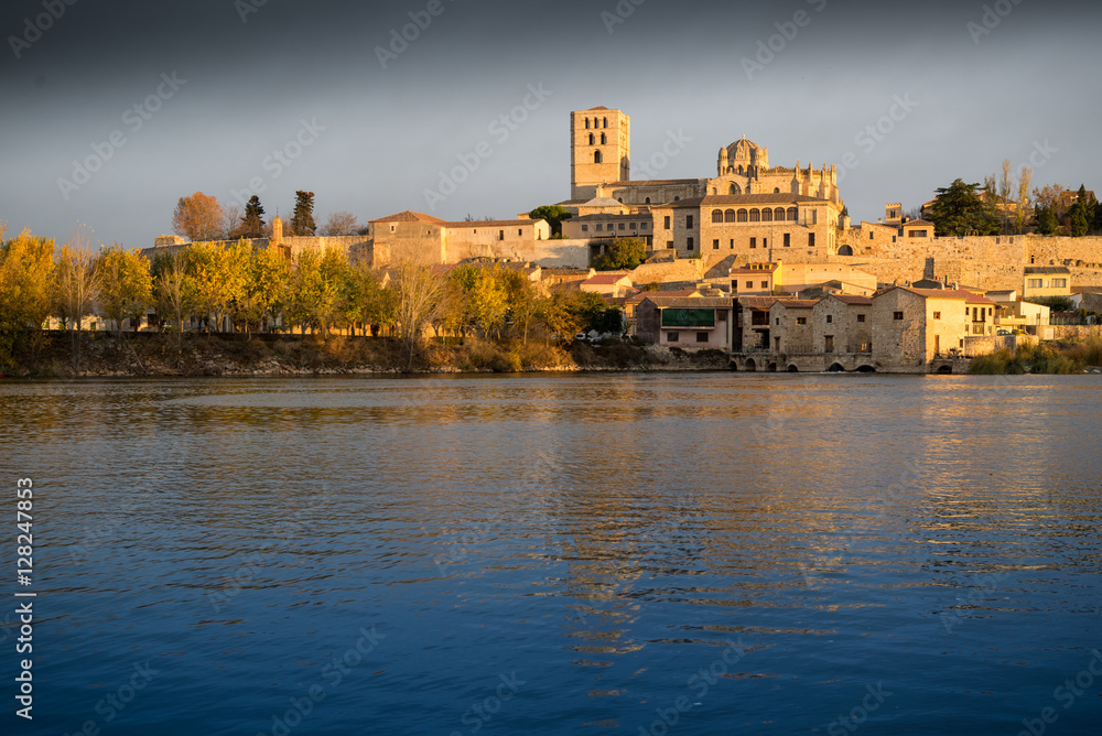 La Catedral de San Salvador de Zamora y acenas (molinos de agua), vea del río de Duero. Castilla y León, España.