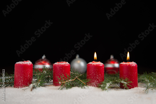 2. Advent mit Kerzen Christbaumkugeln Schnee und Reisig