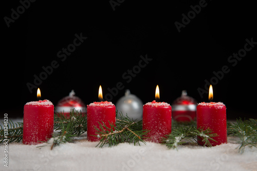 4. Advent mit Kerzen Christbaumkugeln Schnee und Reisig