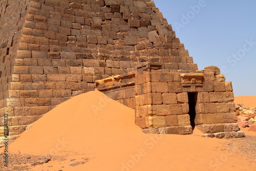 Die Pyramiden von Meroe in der Sahara im Sudan  photo