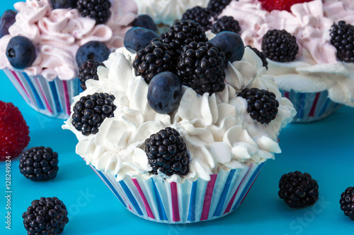 CUPCAKES WITH CREAM AND BERRIES (BLACKBERRY, BLUEBERRY)