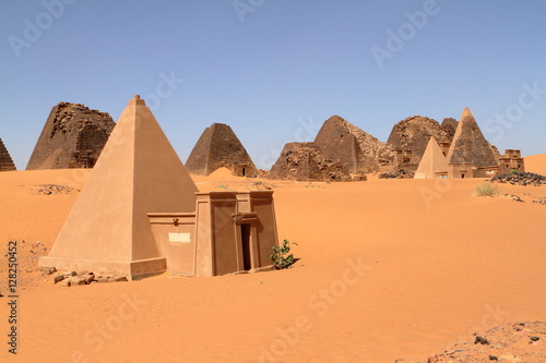 Die Pyramiden von Meroe in der Sahara im Sudan  photo