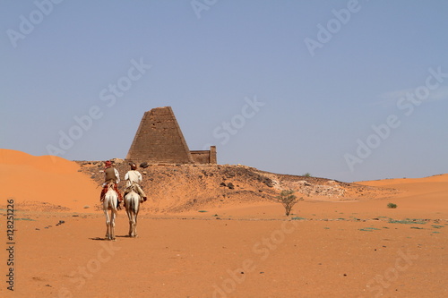 Die Pyramiden von Meroe in der Sahara im Sudan  photo