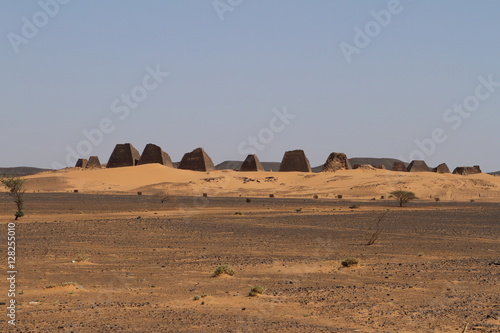 Die Pyramiden von Meroe in der Sahara im Sudan photo