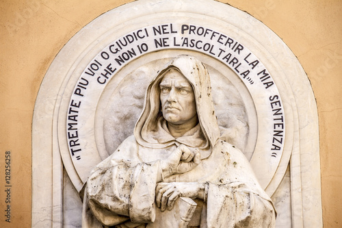 Konstfotografi Pietrasanta, Lapide a Giordano Bruno